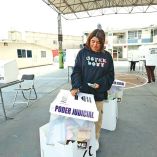 Persona votando durante la pasada elección judicial.