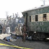 Tren siniestrado por un ataque con bomba en Pakistán.