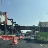 Conductores tardaron varios minutos en cruzar la zona de obras. Mientras tanto, para los usuarios del Metro la suspensión del servicio de trenes les generó retrasos.