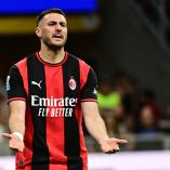 Santiago Gimenez cierra una nueva temporada en Europa; de mantenerse en el Milan, no jugará Champions League.