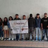 Jóvenes detenidos permanecen alineados bajo custodia de elementos federales y municipales de Ecatepec