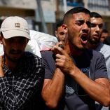 Palestinos cargan el cuerpo de Mohammad Odeh en Gaza tras un ataque israelí que también dejó víctimas civiles.