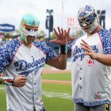Los Dodgers tuvieron invitados especiales: Máscara Dorada y Xelhua