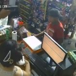 Cabe destacar que durante el asalto, el cliente de playera roja, el mismo que esperaba su queso, nunca participó para detener al asaltante.