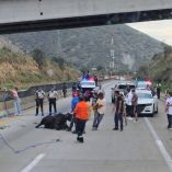 Las maniobras para sofocar el fuego y retirar la unidad siniestrada mantuvieron bloqueada la autopista durante varias horas.