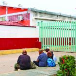Un grupo de deportados cubanos se reúne en las afueras del Hospital Juan Graham en la ciudad de Villahermosa, Tabasco.
