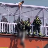 Bomberos y policías en acción