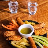 Botanas y bebidas comunes para reuniones.