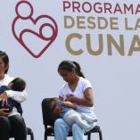 CIUDAD DE MÉXICO, 14JULIO2025.- Una madre amamanta a su bebé durante la entrega del apoyo del programa "Desde la Cuna" en la plancha del Zócalo. El programa social consiste en brindar un apoyo económico universal para los primeros años de vida, por lo que las infancias de 0 a 3 años 10 meses recibirán transferencias monetarias por mil pesos en una sola ministración de manera bimestral.FOTO: GRACIELA LÓPEZ/CUARTOSCI.COM