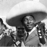 Pelé siempre tuvo una conexión especial con México. En esta imagen, portando un sombrero de charro, el brasileño refleja el cariño que sentía por un país en el que escribió parte de su legado.