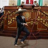 En el Congreso capitalino decenas de mariachis celebraron ayer entonando el Son de la Negra la aprobación de una reforma que establece que el gobierno de la ciudad deberá garantizar la salvaguarda del Patrimonio Cultural Inmaterial de la capital, incluyéndolos a ellos.