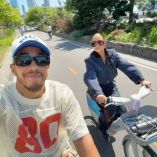 La empresaria compartió fotografías que muestran al piloto cada vez más presente en su vida cotidiana.