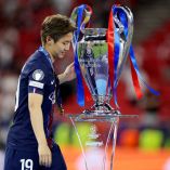 Lee Kang-in celebra la victoria del PSG en la Champions.