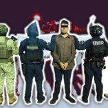 Fotografía de la detención de Gabriel "N", alias "El Gabito" o "El 80", jefe regional de Los Chapitos, custodiado por elementos del Ejército Mexicano, Guardia Nacional y Policía Estatal.