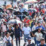 CIUDAD DE MÉXICO, 02JUNIO2026.- Maestros de de la Coordinadora Nacional de Trabajadores de la Educación (CNTE) retiraron tras más de tres horas el bloqueo de avenida Paseo de la Reforma para marchar sobre Paseo de la Reforma, y dirigirse al "caballito" para reunirse con líderes del magisterio luego de terminar la mesa de diálogo con autoridades de la Secretaría de Gobernación.FOTO: MARIO JASSO/CUARTOSCURO.COM