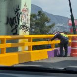 La rectificación ocurre tras críticas ciudadanas y la difusión de videos en redes sociales de trabajadores repintando parapetos vehiculares.