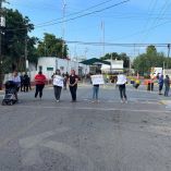 Madres de familia confrontaron a la directora de la primaria “Plan de Guadalupe” y le exigieron no proteger al profesor señalado de tocar de manera indebida a varios alumnos.