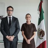 La reunión se realizó en una sede alterna a Palacio Nacional, pues debido a los bloqueos que hay en el Centro Histórico se dificulta acercarse a Zócalo de la Ciudad de México.