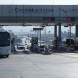 Durante su fuga, el conductor atravesó un filtro de revisión instalado por elementos de la Guardia Nacional a pocos metros de la caseta.
