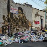 CIUDAD DE MÉXICO, 21ABRIL2026.- Pese a señalamientos, se acumula gran cantidad de basura hasta convertirse en un punto de tiradero en la calle de Soto, entre Arteaga y Sol, en la colonia Guerrero, alcaldía Cuauhtémoc. FOTO: LILIÁN AYALA/CUARTOSCURO.COM