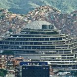La cárcel fue concebida originalmente como un centro comercial futurista en Caracas.