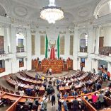 Sede del Congreso de la Ciudad de México con legisladores en sesión.