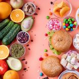 ¿Cómo manejo los dulces y la comida chatarra sin volverlos una obsesión para mi hijo?