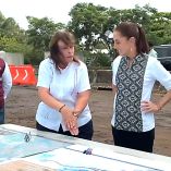 La presidenta Sheinbaum conversando con la gobernadora de Veracruz Rocío Nahle.