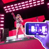 Madonna envía mensaje a los fans que pasan el concierto grabando