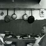 Dos mujeres en la cocina, captada por Manuel Álvarez Bravo.
