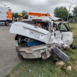 Aparentemente, una camioneta blanca de la marca Ram impactó al coche Ford Fiesta que manejaba la mujer, cuando intentaba incorporarse al crucero.