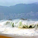 La tormenta tropical se acerca a costas de Guerrero y Oaxaca, donde ya provocó inundaciones y deslaves. En Hidalgo reportan localidades incomunicadas.