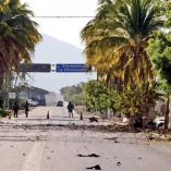 Restos de un vehículo detonado en Escuinapa, Sinaloa. Foto: Jesús Bustamante.