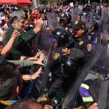 CIUDAD DE MÉXICO, 17OCTUBRE2023.- Integrantes del Sindicato de Trabajadores del Poder Judicial de la Federación (PJF) se manifestaron en diversos puntos de la ciudad esto para  exigir al Poder Legislativo se respeten sus derechos ante la extinción de trece fideicomisos del PJF. Tras seis horas de bloqueo elementos de la policía capitalina replegaron el blóquelo en Insurgentes. FOTO: ROGELIO MORALES /CUARTOSCURO.COM