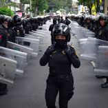 CIUDAD DE MÉXICO 03JULIO2025.- Una policía camina entre elementos antimotín quienes mantenían formación antes de pretender repeler una manifestación.FOTO:ROGELIO MORALES /CUARTOSCURO.COM