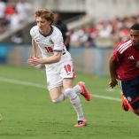 ORLANDO, FLORIDA - JUNE 10: Anthony Gordon #18 of England and Edwards Shawn #02 of Cost Rica at Inter&Co Stadium on June 10, 2026 in Orlando, Florida.   Richard Pelham/Getty Images/AFP (Photo by Richard Pelham / GETTY IMAGES NORTH AMERICA / Getty Images via AFP)