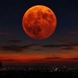 ¿Por qué la Luna se ve roja o naranja? La explicación que pocos conocen