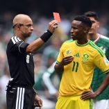 El árbitro brasileño Wilton Sampaio muestra la tarjeta roja a Themba Zwane, después de acudir al VAR para valorar una agresión del mediocampista sudafricano sobre Roberto Alvarado durante la inauguración del Mundial.