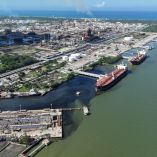 Reportan un masivo derrame de petróleo en el río Pánuco que avanza al Golfo de México.