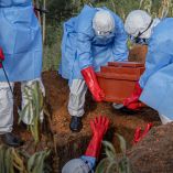 Autoridades sanitarias del Congo sepultan a una persona que falleció por ébola.