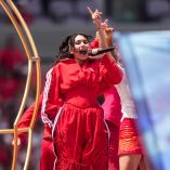 ¿Quién es Alessia Cara, cantante que salió rodeada de animales en show del Mundial en Canadá?