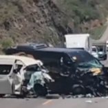 Siete personas murieron y diez resultaron heridas en un choque frontal entre dos camionetas de pasaje turístico en la autopista México–Oaxaca.