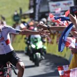 Isaac Del Toro Romero celebra al ganar la etapa final del Tour Auvergne-Rhone-Alpes