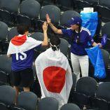 Aficionados de Japón levanta la basura después del partido ante Países Bajos