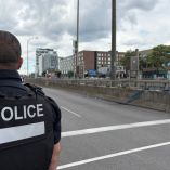 Un agente de policía observa el lugar del tiroteo en Montreal