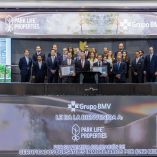 Directivos de Fibra Park Life y Grupo BMV durante la ceremonia de debut bursátil por la colocación de certificados inmobiliarios.
