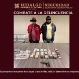 Los sujetos aparentaban desempeñar labores normales dentro de la tienda, atendiendo a clientes y portando uniformes del negocio para simular que eran empleados.