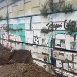 Conductores denuncian reparaciones deficientes con grava y polines en un puente de la carretera Chalco-Cuautla.