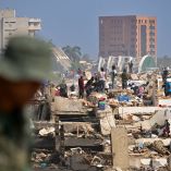 Personas y rescatistas buscando entre los escombros de edificios colapsados tras el doble terremoto en Venezuela.