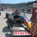 El joven piloto mexicano Ernesto Rivera, miembro de la academia Red Bull, logró su primera victoria en la Fórmula 3 en el circuito de Spielberg, Austria.